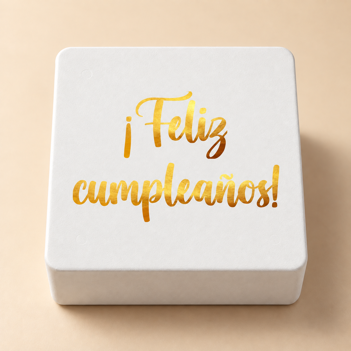 Caja regalo blanca personalizada con Feliz cumpleaños en letras doradas
