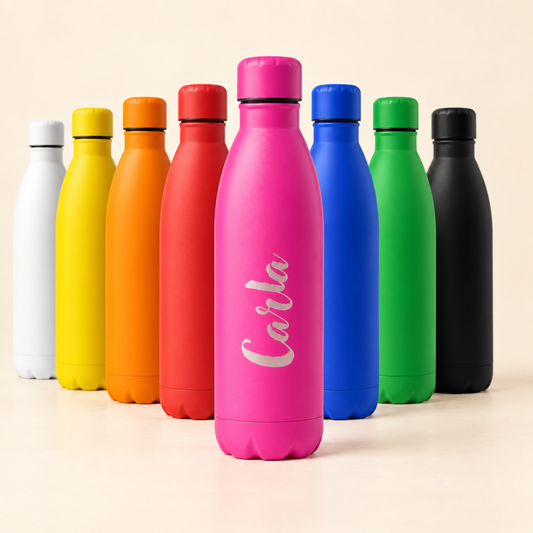 Botella de acero personalizada de 790 ml con nombre Carla y ocho colores disponibles
