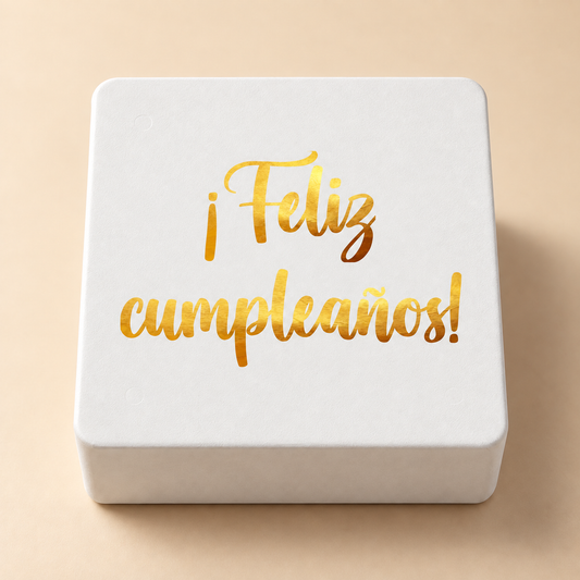 Caja regalo blanca personalizada con Feliz cumpleaños en letras doradas