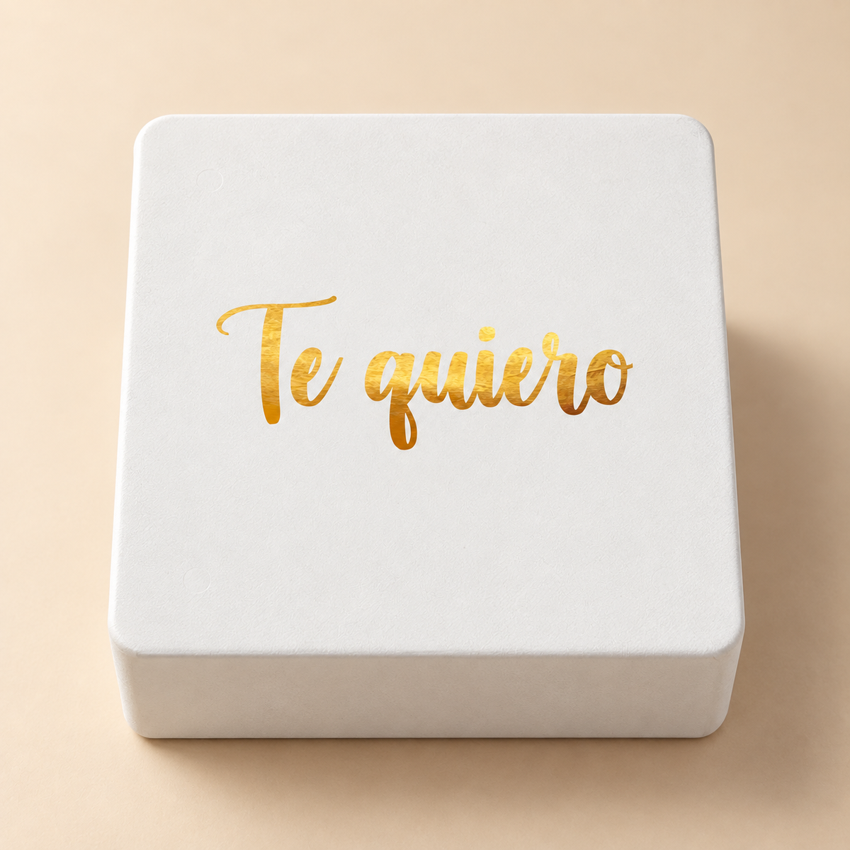 Caja regalo blanca personalizada con Te quiero en letras doradas
