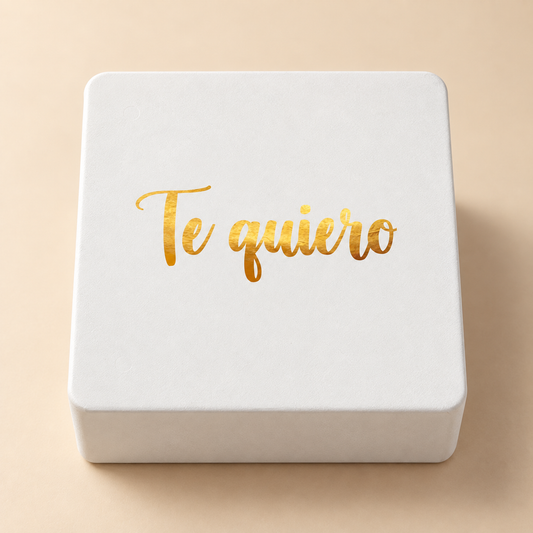 Caja regalo blanca personalizada con Te quiero en letras doradas