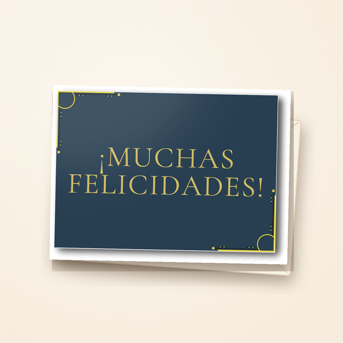 Tarjeta MUCHAS FELICIDADES presentada con sobre sobre fondo crema
