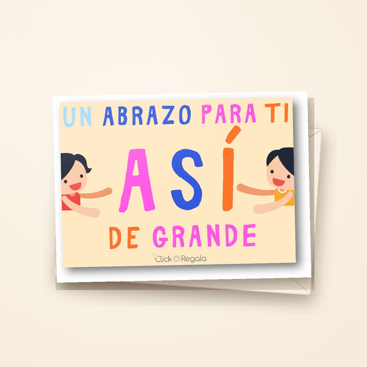 Tarjeta UN ABRAZO PARA TI presentada con sobre sobre fondo crema